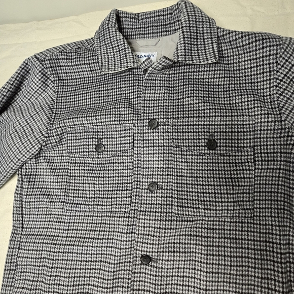 Men's Black and Grey Old Navy Plaid Shacket - Picture 13 of 14